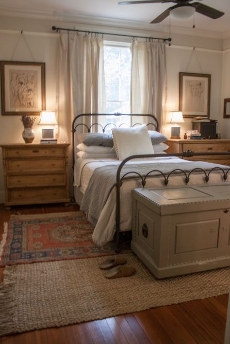 Small Bedroom Vintage Ideas, Home Town Hgtv, Farmhouse Style Bedroom Decor, Modern Farmhouse Style Bedroom, Ashley Homestore, Farmhouse Style Bedrooms, Colorado House, White Bedroom Furniture, Comfortable Bedroom