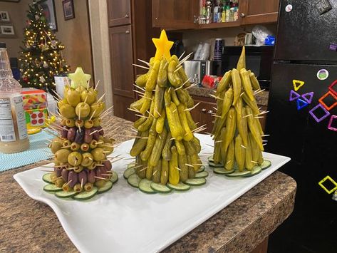 Keto-Friendly Christmas Appetizer Centerpiece Trees Asparagus Christmas Tree, How To Make A Pickle Tree, Dill Pickle Christmas Tree, Christmas Themed Appetizers Finger Foods, Pickle Platter Ideas, Pickle Christmas Tree, Pickle Tree Charcuterie, Pickle Christmas Tree Appetizer, Pickle Tree Appetizer