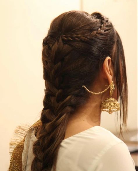 Close Hairstyles For Wedding, Hairstyle Bread, Punjabi Hairstyles, Classy Updo Hairstyles, Desi Vintage, Khan Khan, Classy Updo, Desi Aesthetics, Hairstyles For Wedding