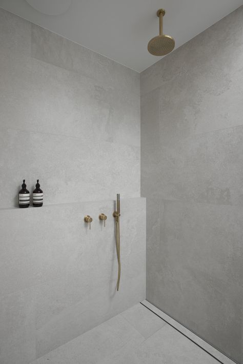 Popoyo, Minimalist Bathroom Decor, Coastal Bathroom Design, Bathroom Niche, Stone Shower, Bathroom Plans, Bathroom Shower Walls, Shower Shelf, Stone Bathroom