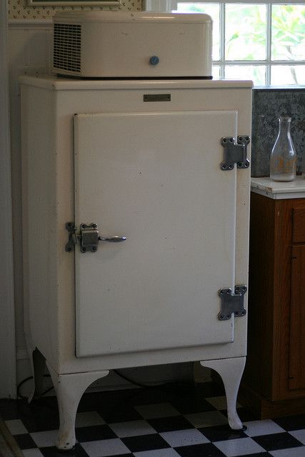 old icebox; yep we had one Antique Refrigerator, Vintage Ice Box, Antique Ice Box, Vintage Fridge, Vintage Refrigerator, Old Stove, Retro Appliances, Vintage Kitchens, Vintage Stoves