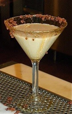 Maple Bacontini (includes a recipe to make bacon vodka) Bacon Vodka, Maple Cocktail, Make Bacon, Spring Cocktail, How To Make Bacon, Vodka Cocktail, Yummy Alcoholic Drinks, Vodka Recipes, Chocolate Liqueur