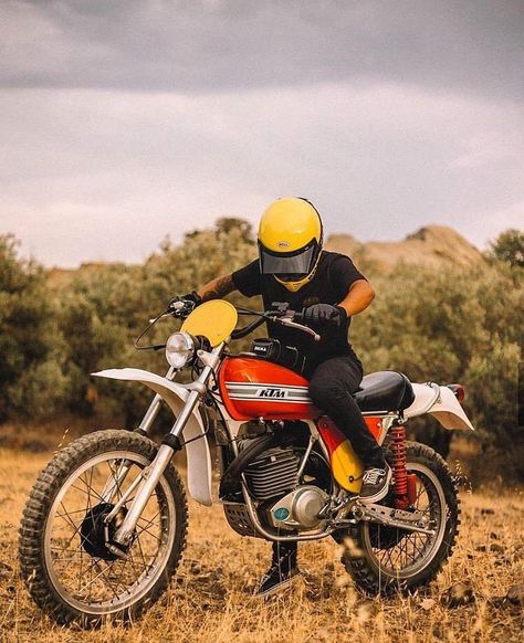 2-Stroke Tuesday: Vintage KTM 2-smoker found via @moto.nature. Please tag the actual photographer if you know them! Bike Reference, Vintage Trail, Adv Bikes, Trail Vintage, Motor Custom, Tracker Motorcycle, Business Aesthetic, Triumph Scrambler, Vintage Motocross