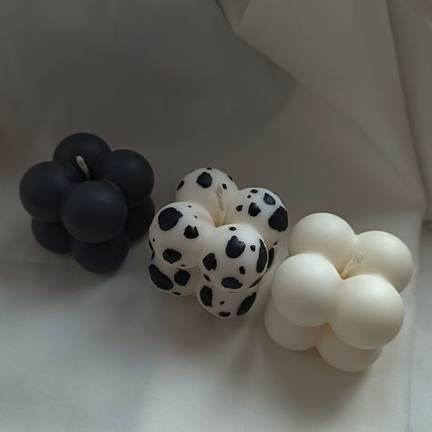 Bubble mini Instagram: candlefaf Souvenir Candle, Black And White Candles, Funky Candles, Handmade Candles Diy, Homemade Scented Candles, Bubble Candle, Candle Crafts Diy, Candle Making Business, Candles Photography