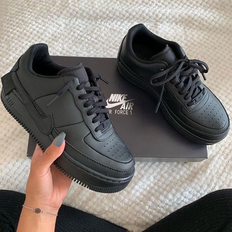 Pinterest: jennifer onomah Follow for more! Nike Air Force Black, Nike Air Force 1 Outfit Woman, Zapatillas Nike Air Force, Tenis Air Force, Black Air Force 1, All Black Nikes, Nike Air Force 1 Outfit, Bangkok Fashion, Black Nike Sneakers