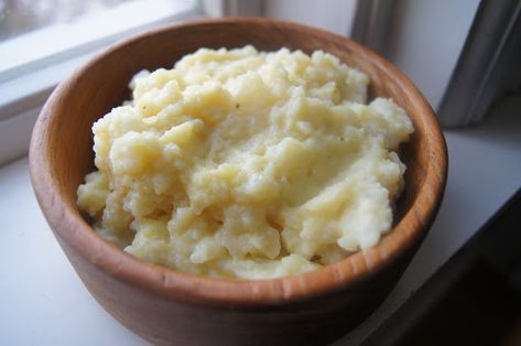 It couldn’t be easier or quicker – heat canned potatoes in milk for just 1 minute then smash! Serve just with butter or different flavor twists, such as: rosemary-garlic; Cheddar-jalapeno; sour cream-bacon; pesto-Parmesan. Yukon Gold Mashed Potatoes, Chives Recipe, Benefits Of Potatoes, Canned Potatoes, Vegan Mashed Potatoes, Homemade Mashed Potatoes, Top Chicken Recipes, Making Mashed Potatoes, Garlic Mashed Potatoes