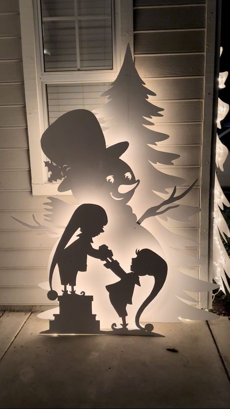 Diy Silhouette, Silhouette Decor, Christmas Yard Art, Christmas Homescreen, Christmas Yard Decorations, Silhouette Christmas, Christmas Decorations Diy Outdoor, Christmas Wood Crafts, Christmas Yard