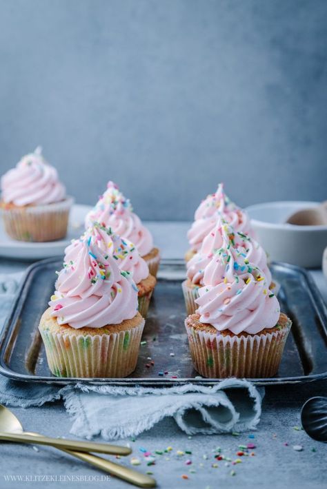 Party on! Das einfache Rezept für Konfetti Cupcakes | KLITZEKLEIN Cupcake Toppings, Confetti Cupcakes, Kid Cupcakes, Baby Cupcake, Biscuit Mix, Lemon Cupcakes, Cupcake Frosting, Cupcake Party, Cupcake Muffins