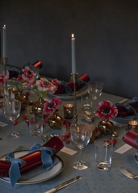 Cool Table Settings, Willow Crossley Table, Cute Table Settings, Christmas Aesthetic Interior, Christmas Decor Dinner Table, Christmas Inspiration 2023, Art Deco Tablescape, Winter Table Scape, Christmas Setting Table