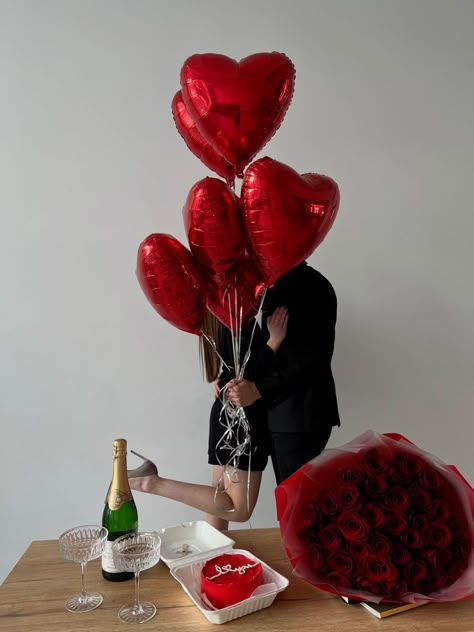 Romantic Gift For Boyfriend, Valentine’s Day Proposal, Valentine Photoshoot Idea, Valentines Day Aesthetic Photoshoot, First Anniversary Ideas, Anniversary Aesthetic, Valentines Day Proposal, Romantic Dinner Decoration, Candles Photography