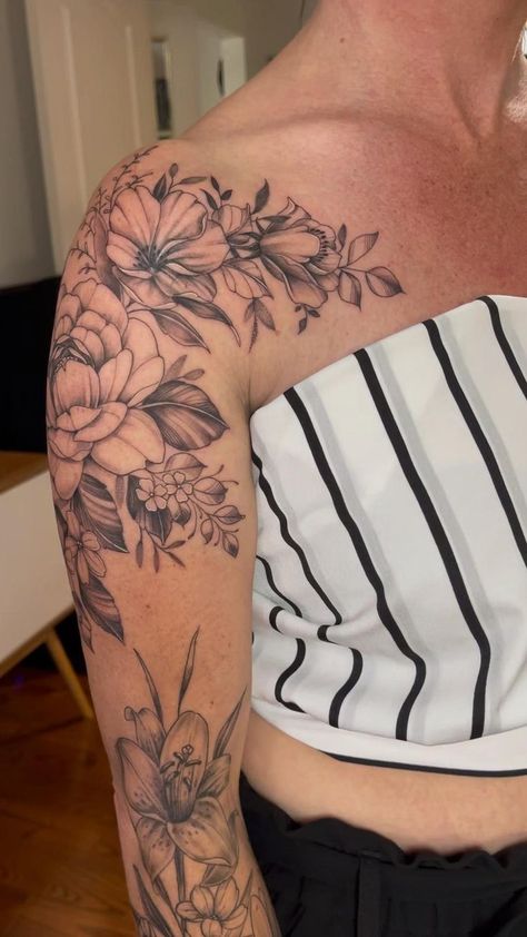 Shoulder Sleeve Tattoos, Mandala Tattoo Sleeve, Losing 40 Pounds, Flower Tattoo Shoulder, Floral Tattoo Sleeve, Forearm Tattoo Women, Geniale Tattoos, Dope Tattoos For Women, Shoulder Tattoos For Women