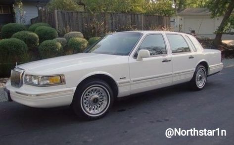 1997 Lincoln Town Car, Lincoln Motor Company, Lincoln Motor, Los Angeles Museum, Oval Window, Authentic Life, Lincoln Cars, Grand Marquis, Chevrolet Caprice