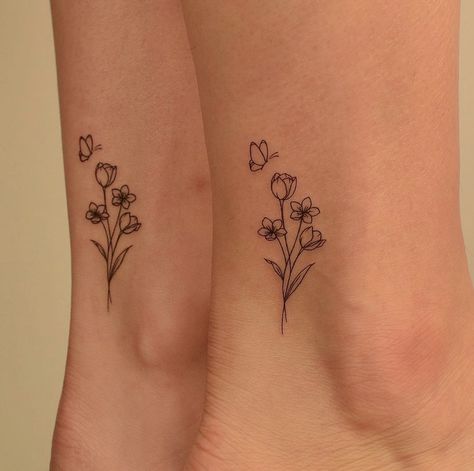 Mother Daughter Initial Tattoos, Matching Tulip Tattoo, Flower Stems Tattoo, Mom And Sisters Tattoo, Matching Flower Tattoos Mother Daughters, Tattoo Ideas With Mom, Mom And Sister Tattoos, Minimalist Shoulder Tattoos For Women, Dreamy Tattoo Ideas