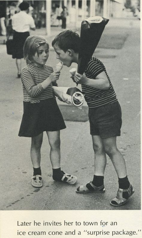 Qui n'a pas connu ces cornets ? Sabine Weiss, Robert Doisneau, Black And White Love, 인물 사진, People Photography, Vintage Photographs, Vintage Photography, White Photography, Vintage Children