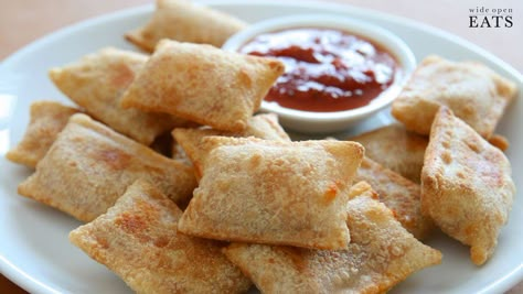 These mini pepperoni calzones are everything you could ask for in a pizza snack. Bite-sized, poppable, and fun to make and eat with friends. Homemade Totinos Pizza Rolls, Double Daves Pizza Rolls Recipe, Diy Pizza Bites, Mini Pizza Rolls, Pizza Eggrolls, Unprocessed Snacks, Diy Pizza Rolls, Totinos Pizza, Totinos Pizza Rolls