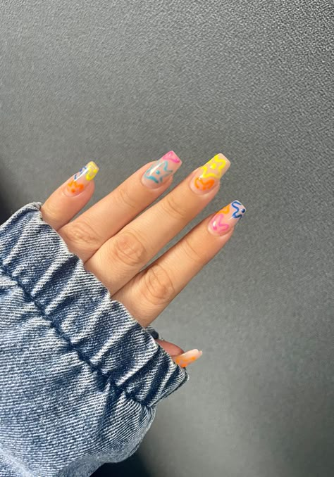 Spongebob Cloud Nails, Spongebob Flowers Nails, Spongebob Sky Nails, Spongebob Outfit Ideas, Spongebob Sky, Vaca Nails, Spongebob Nails, Spongebob Theme, Uñas Cute