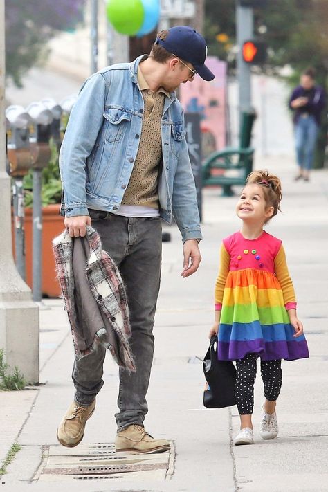 Ryan Gosling Kids, Ryan Gosling And Eva Mendes, Eva Mendes And Ryan, Ryan Gosling Style, Filmmaking Inspiration, Райан Гослинг, Polka Dot Leggings, Faded Black Jeans, The Fall Guy