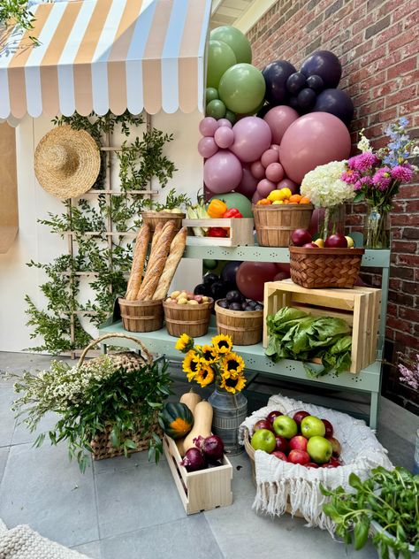 🍓🥕 Ready to shop at the cutest Farmers Market Birthday Party? We created a custom storefront that made every kid feel like a mini shop owner! The best part? We used REAL fresh produce, flowers 🌻🌿, and the real secret weapon – play egg cartons 🥚! The kids loved picking fruits, arranging flowers, and packing their egg cartons. Perfect for little ones who love to play pretend and get hands-on! 🍎🌽🎉 #FarmersMarketParty #FreshFun #KidsBirthday #DIYStorefront #PlayEggCartons #PartyIdeas Produce Themed Party, Farmers Market Table Decor, Farmers Market First Birthday Boy, Farmers Market Shower Theme, Farmers Market Themed Birthday Party, Farmers Market Party Decor, Farmers Market Birthday Party 1st, Farmers Market Party Theme, Farmers Market Themed Baby Shower Ideas