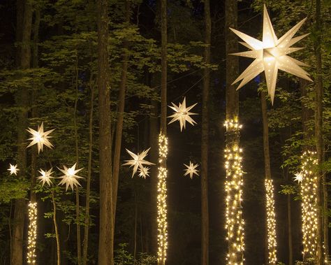 Moravian Star Light, Star Christmas Lights, Moravian Star, Christmas Lights Outside, Diy Christmas Lights, Christmas Light Installation, Hanging Christmas Lights, House Simple, Star Lanterns