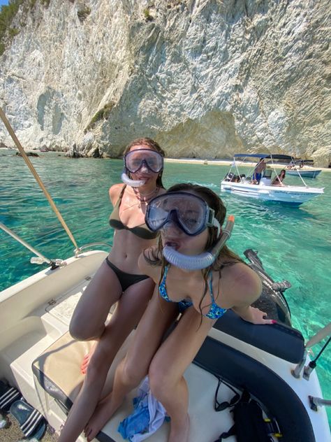 Maldives Girls Trip, Cruise Friends Aesthetic, Maldives Snorkeling Aesthetic, Summer In Greece Aesthetic With Friends, Snorkeling Aesthetic Friends, Ocean Swimming, Snorkels, Summer Picture Poses, Shotting Photo