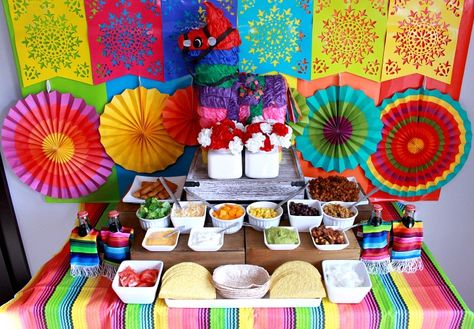 These Taco Bar ideas could be used for a small Taco Tuesday party at home or a big backyard fiesta party! Includes decorating and delicious food ideas. Taco Bar Ideas, Taco Christmas, Backyard Fiesta, Bridal Fiesta, Taco Bar Sign, Taco Tuesday Party, Fiesta Party Decor, Taco Bar Party, Taco Twosday