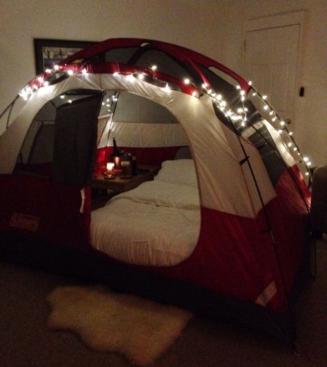 Indoor Camping Date Romantic, Indoor Tent Romantic, Romantic Surprise At Home, Camping Date Night, Indoor Glamping, Pidżama Party, Date Night Ideas At Home Romantic, Camping Date, Sleepover Room