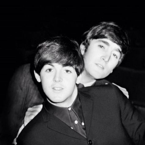 Paul and John, best friends forever Muzică Rock, John Lennon Paul Mccartney, Beatles Love, Lennon And Mccartney, Beatles Photos, Beatles Pictures, Beatles John, The Fab Four, I'm With The Band