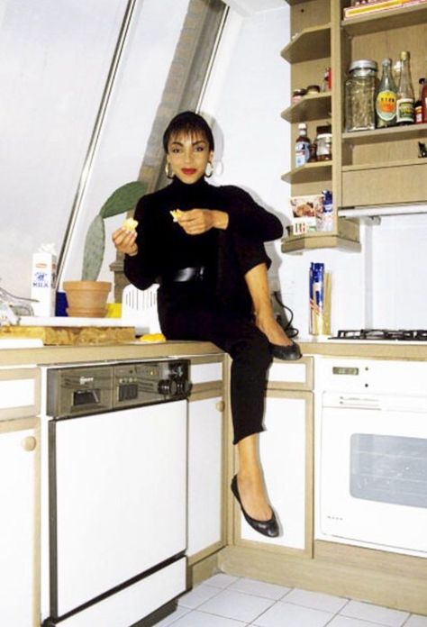 Beautiful Photos of Sade at Her Home in London in 1985 ~ Vintage Everyday Sade Adu, Moody Aesthetic, Diamond Life, Business Grants, Material Girl, Neutral Outfit, 80s Fashion, Style Icon, 90s Fashion