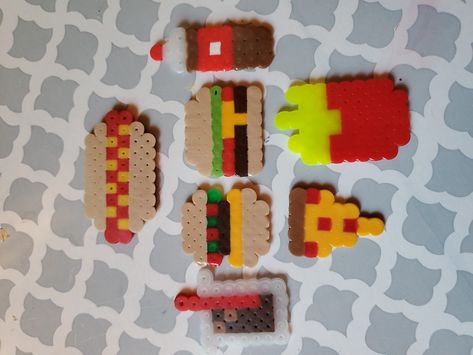 Fast food perler beads Mini Food Perler Beads, Perler Beads Ideas Easy Cute Food, Dessert Perler Beads, Perler Beads Food Minis, Pizza Perler Beads, Food Perler Bead Patterns, Hama Beads Food, Perler Bead Food, Food Perler Beads