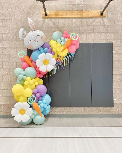 Easter Themed Balloon Garland Decoration 🐰🥕 : Balloon decor and photos by: @poparazzicelebrationdesigns . . . . . . . #easterballoons… | Instagram Themed Balloon Garland, Easter Balloon Decor, Decoration Balloon, Garland Decoration, Balloon Decor, Garland Decor, Easter Party, Peppa Pig, Balloon Garland