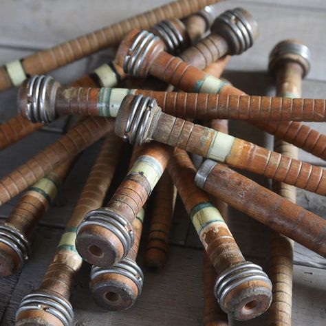 Old Wooden Bobbins Ideas, Antique Spools Ideas, Vintage Wooden Spool Crafts, Vintage Bobbins Repurposed, Thread Spools Repurposed, Wooden Spool Crafts, Spool Crafts, Wood Spool, Wool Thread