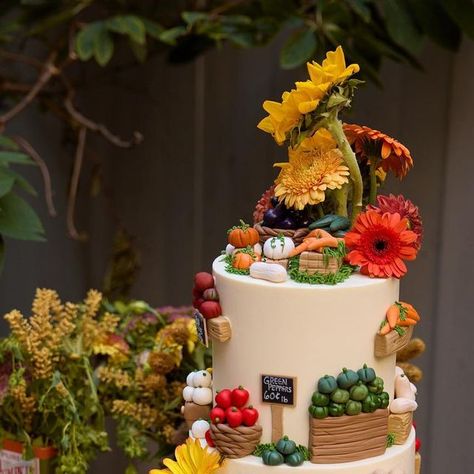 e l i s e | if fall was a cake 🍎🤎🎃🍂🧡

the genius behind this masterpiece @lexandthecity____ & @ecbg_studio 🤎🍂 absolutely  crushedddd this sweets table!... | Instagram Farmers Market Baby Shower Cake, Sweets Table, The Genius, Locally Grown, Baby Shower Cake, Shower Cake, Stuffed Green Peppers, Farmers Market, Baby Shower