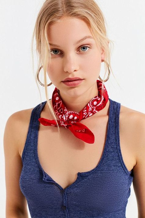 Girl with short red bandana around neck Neckerchief Outfit, How To Tie Bandana, Bandana Outfit, Bandana Styles, Bandana Headband, Red Bandana, Fashion Tips For Women, College Fashion, Womens Fashion Trends