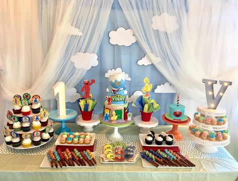 Sesame Street Sweet table Sesame Street Dessert Table Ideas, Sesame Street Treats Dessert Tables, Sesame Street Candy Table, Sesame Street Treat Table, Sesame Street Cake Table, Sesame Street Dessert Table, Elmo First Birthday, Sesame Street Cake, Elmo Birthday Party