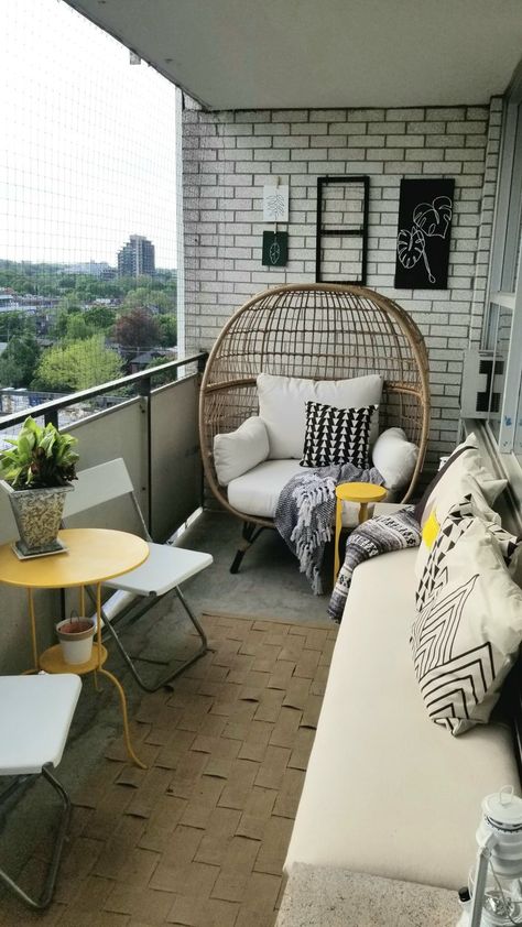 Klein Balkon Decor, Balcon Mic, Small Apartment Balcony Ideas, Condo Balcony, Small Patio Decor, Balcony Design Ideas, Balcony Ideas Apartment Outdoor, Modern Balcony, Balcony Lighting