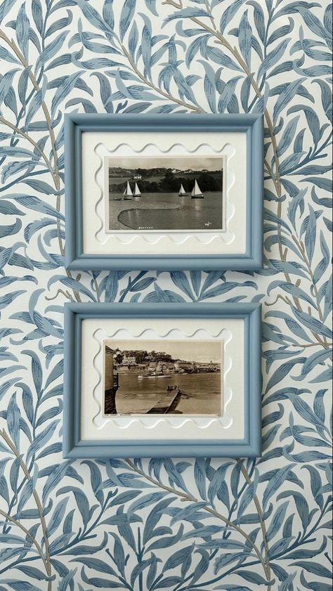 Picture Frame Matting Ideas, Diy Painted Frame, Postcard Gallery Wall, Painted Picture Frames Ideas, Kittiwake Farrow And Ball, Art Frames Ideas, Vintage Postcard Display, Painting Postcards, Painted Photo Frames