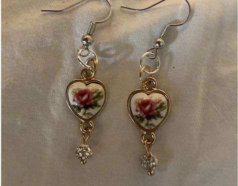 Accesories Aesthetic Outfit, Old Fashioned Jewellery, Cute Handmade Rose Gold Earrings, Cute Rose Gold Earrings For Valentine's Day, Vintage Pink Heart Earrings For Valentine's Day, Funky Earrings Vintage, Coquette Jewelry Aesthetic, Aesthetic Earrings Vintage, Vintage Jewellery Aesthetic