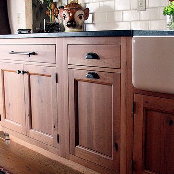 Soapstone Countertops Kitchen, Kitchen Black Counter, Stained Wood Cabinets, Backsplash Marble, Backsplash Stone, Hickory Kitchen Cabinets, Countertops Ideas, Kitchen Remodeling Ideas, Stained Kitchen Cabinets