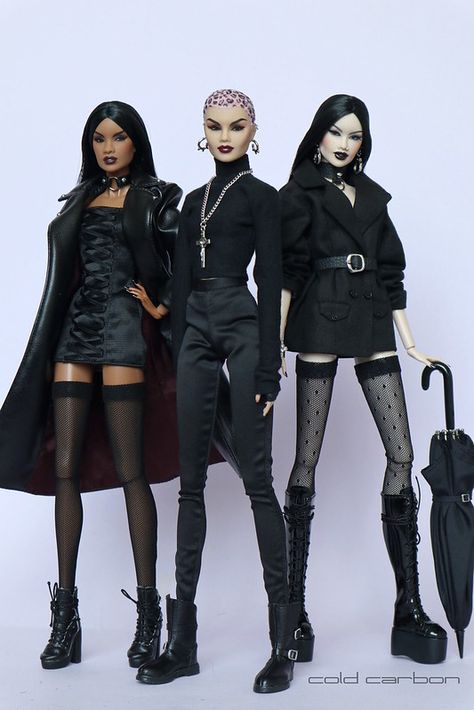 Dark Barbie Outfits, Vogue Photoshoot, Barbie Halloween, Piece By Piece, Barbie Model, Model Looks, Barbie Gowns, Preppy Fall, Doll Clothes Barbie