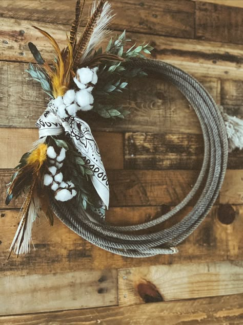 Home Western Decor, Older Farmhouse Decor, Rope With Flowers, Soft Western Decor, Cute Room Ideas Western, Western Home Diy Ideas, Western Farmhouse Living Room Rustic, Barbed Wire Wreath Farmhouse Chic, Desert Vibes Decor