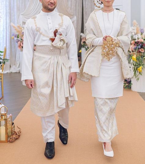 Classic Malay Wedding, Malay Wedding Dress Songket, Malay Wedding Pelamin, Wedding Dress Songket, Songket Wedding Dress, Dress Songket, Songket Wedding, Malay Wedding Dress, Nikah Outfit