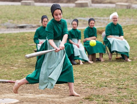 It's either Amish baseball or the Cubs farm team. Amish Proverbs, Ozarks Missouri, Amish Culture, Amish Life, Plain People, Amish Community, Amish Country, Nbc News, Simple Life