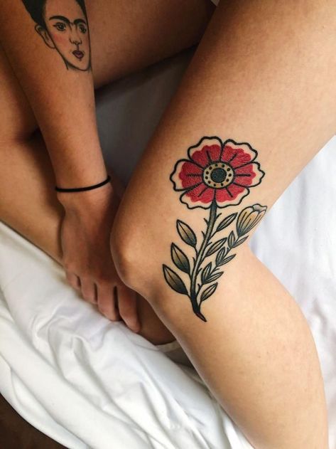 Check more at https://howcandothis.com/womenstyle/42469/ Traditional Glitter Tattoo, Traditional Knee Wrap Tattoo, Old School Poppy Tattoo, American Trad Knee Tattoo, American Traditional Poppy Tattoo, American Trad Flower, Traditional Folk Tattoo, Feminine American Traditional Tattoos, Red Poppy Tattoo