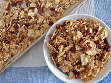 Maple and cinnamon flavor matzo’s blank canvas. Matzah Granola, Fluffy Matzah Balls, Matzah French Toast, Breakfast Salad, Vacation Meals, Granola Recipe, Passover Recipes, Cinnamon Flavor, Granola Recipes