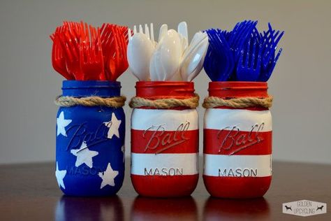 How adorable are these 4th of July mason jars?? They were made by GoldenUpcycling on Etsy (you can buy these) or you could totally make them yourself! I love how she twisted twine around the tops of the jars and added red, white, and blue silverware. Make sure you arrange the jars with the blue … Fourth Of July Decorations, Independance Day, 4th Of July Desserts, Games Diy, Fourth Of July Food, July Baby, Fourth Of July Decor, July Decor, July Wedding