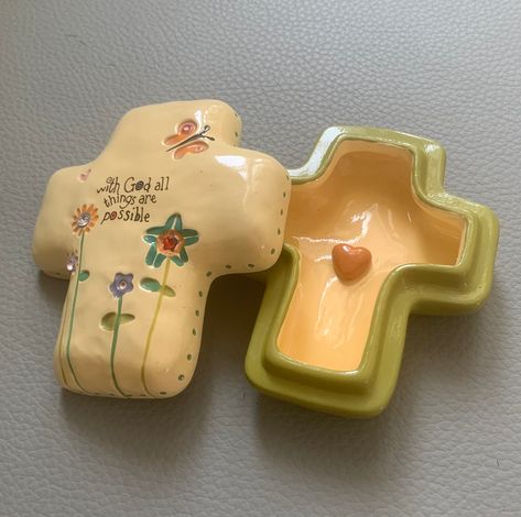 Material:Ceramic  Size: 4" x 3" Handmade Vintage:1978 Ceramic cross box  Trinket box  Excellent condition  With prayers  With God all is possible  No chips or cracks Trinket Box Ceramic, Reliquary Box Ideas Ceramics, Ceramic Crosses Ideas, Slap Box Ceramics, Ceramics Box Ideas, Box Ceramics Ideas, Ceramic Box Ideas, Clay Box Ideas, Painting Pottery Plates