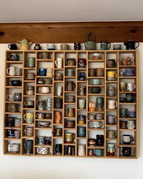 Mug Collection Storage, Kitchen Mug Storage Ideas, Best Way To Store Mugs, Wall Of Mugs, Pottery Shelf Display, Ceramic Collection Display, Diy Mug Shelf, Tea Shelf Display, Mug Tree Ideas