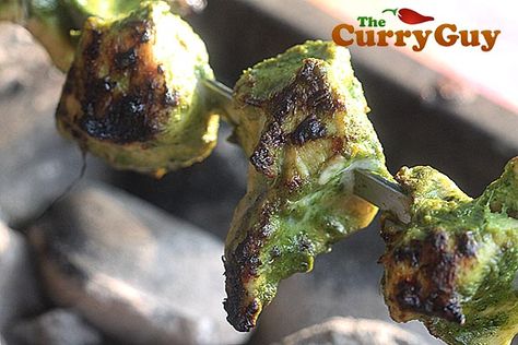 How To Make Hariyali Chicken Tikka Kebabs Terriyaki Chicken Bowl, Hariyali Chicken Tikka, Turkey Kofta, Hariyali Chicken, Chicken Tikka Kebab, Chicken Kebab Recipe, Chicken Kebab, Kebab Recipe, Green Chicken