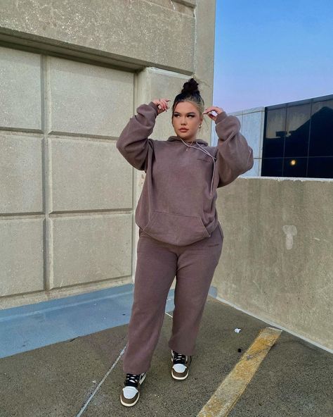 Sweatpants Plus Size Outfit, Plus Size Sweatpants Outfit, Comfy Plus Size Outfits, Streetwear Fashion Plus Size, Curvy Workout Outfit, Comfy Workout Outfits, Chubby Girl Outfits, Sweatsuit Outfits, Plus Size Streetwear