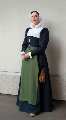 ~WastedWeeds~: Blue Elizabethan middle class gown/kirtle (inspired by Trevelyon, 1608) Black Fitted Gown, Loose Gown, Coloured Drawings, Tudor Tailor, 17th Century Clothing, Blue Waistcoat, Sca Garb, Bodice Pattern, Waistcoat Dress